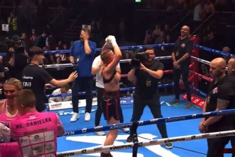 hemsley celebration|Boxing: Daniella Hemsley flashes crowd after Kingpyn。